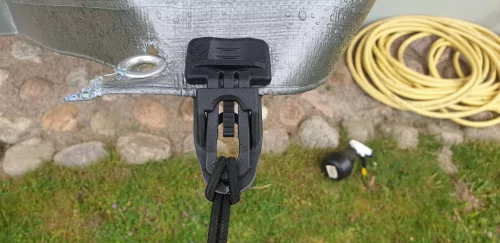 Upevňovacia svorka značky HOLDON pre krycie plachty na balíky sena