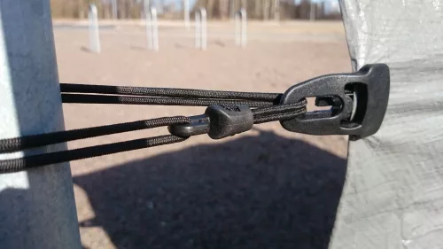 Upevňovacia svorka značky HOLDON pre krycie plachty na balíky sena