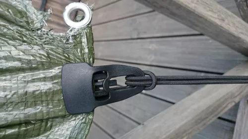 Upevňovacia svorka značky HOLDON pre krycie plachty na balíky sena